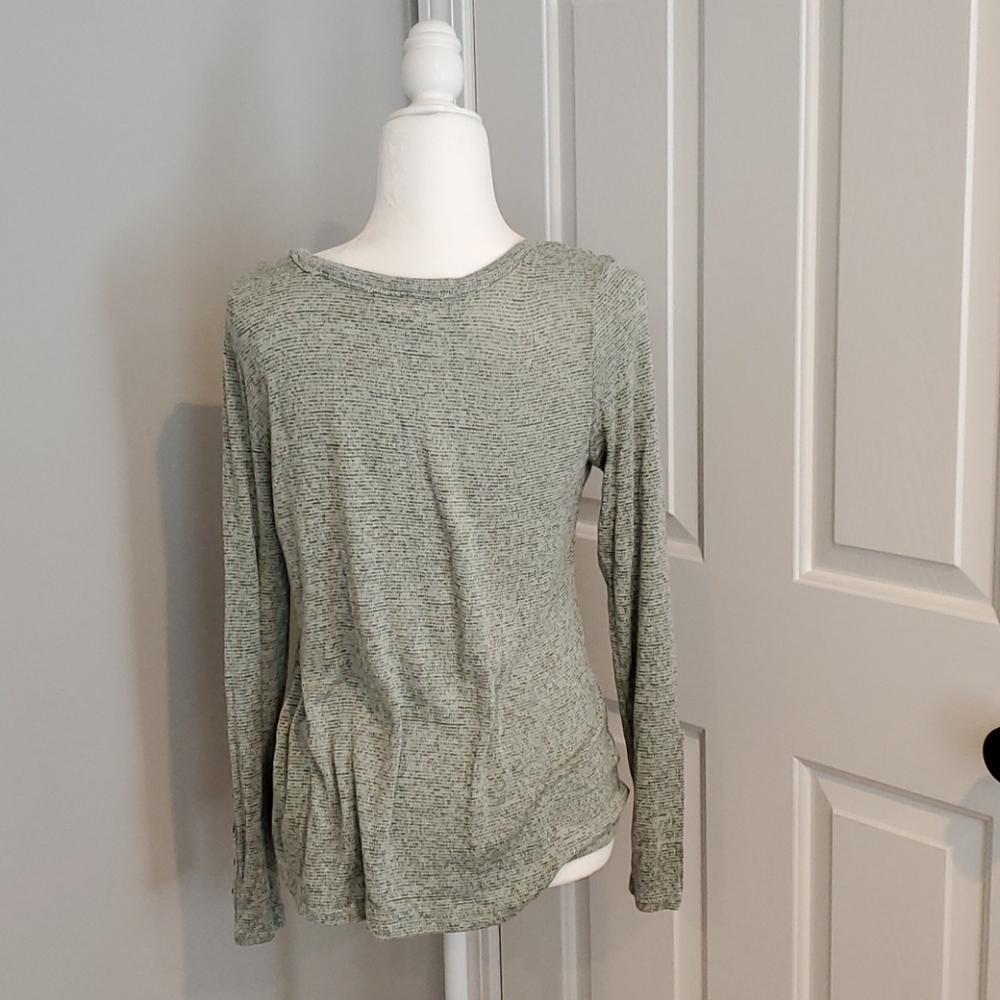 Keyhole Cut-out Top - Picture 3 of 6